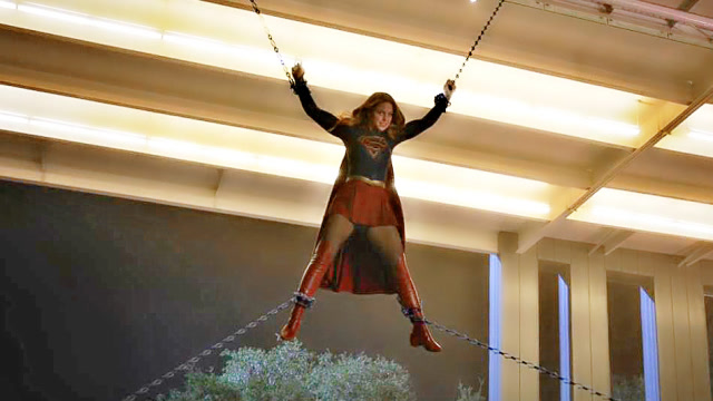 美女解救无辜的犯人不料被星际判官用铁链绑住花式造型很独特