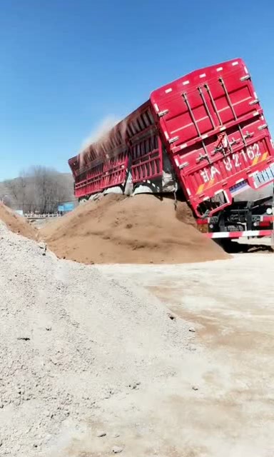 半挂卸沙子,这波操作没得说,网友:老司机了