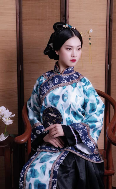 清末民初,女子内敛清秀含蓄,妆容不易过艳,发型以低发髻呈.