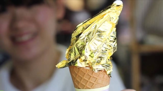 日本裹满金箔的黄金冰淇淋,一口咬下,网友:土豪的味道,你不知道!