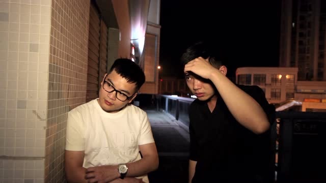 搞笑闽南语视频:《男子二人深夜在街边筹谋干票大的,结局笑死人》