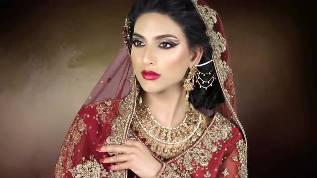 异域风情贵妇妆容,配上红色惹眼连衣长裙,简直是从头到脚的奢华