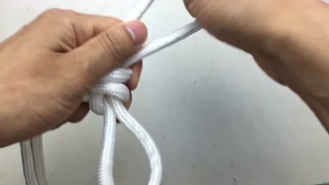 在村里学的牛角结他有两个绳圈固定东西很结实