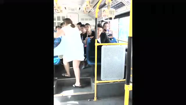 小伙公交车装睡占女乘客便宜 活该被打啊