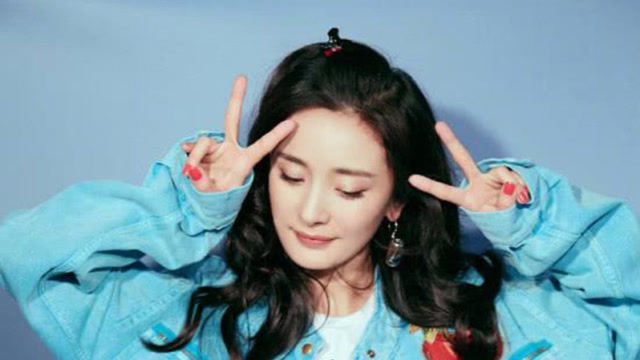 杨幂520晒照,苹果头造型戴粉色樱桃发卡,越来越少女