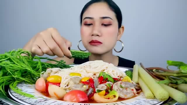 泰国吃播:美女吃香辣虾仁和米粉,虾仁脆甜,轻轻地咬一口很诱人