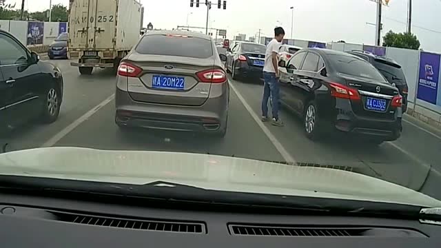 男子开车梦游,下场可想而知!