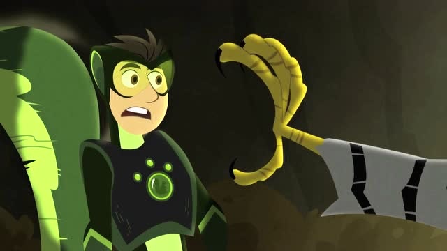 动物兄弟:一只笨重的大黑熊爬到橡树上,它喜欢橡子和橡树