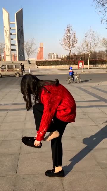 红色毛衣搭阔腿裤,妹子你在大街上脱鞋是进沙子了吗