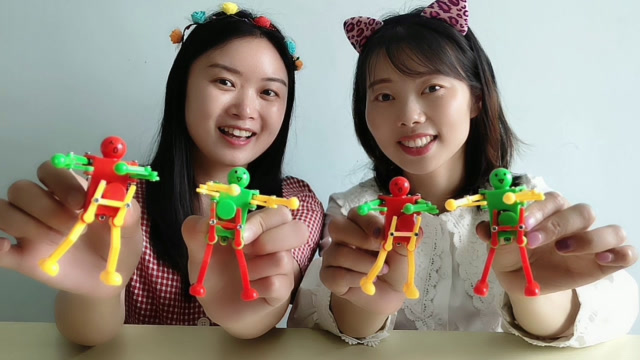 益智玩具"会跳舞的机器人",拧发条手舞足蹈,趣味好玩