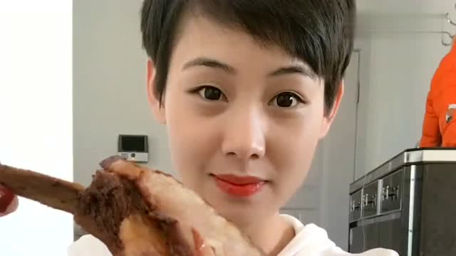 吃播大牙妹:羊排搭配蒜更好吃,小孩子递蒜上瘾,太尴尬了