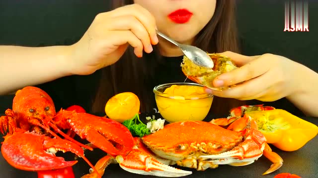 韩国美女吃清蒸海鲜,大龙虾 大螃蟹肉蘸上芝士酱,味道超赞