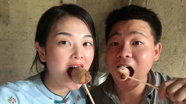 两兄妹吃"牛蛋",一人一个,能好吃吗?