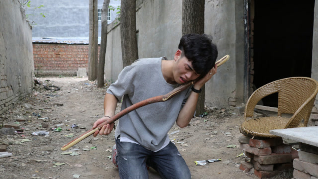 小伙出去打工一走3年,留下老母亲一个人在家,回家后他跪地痛哭