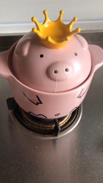 热到冒出鼻涕泡的小猪,创意砂锅
