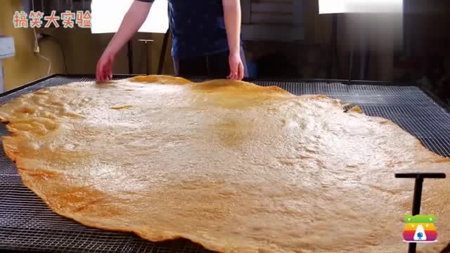 老外用30斤土豆挑战制作"世界最大"的薯片,猜猜他能成功吗