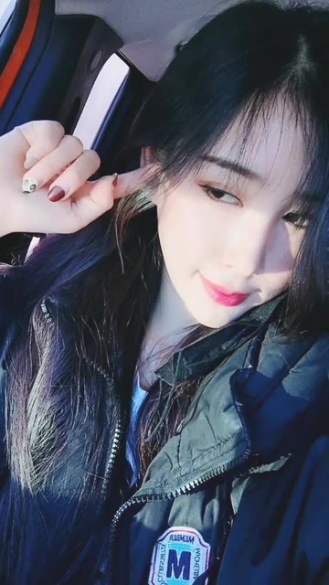 美女抠耳朵都是爱心形状?也想看看