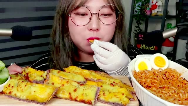 四眼胖妹夜宵吃披萨和火鸡面,大口吃的一脸享受,大香了!