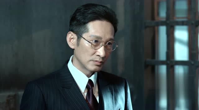 山海向李默群提出,自己要参与行动,亲自抓捕.