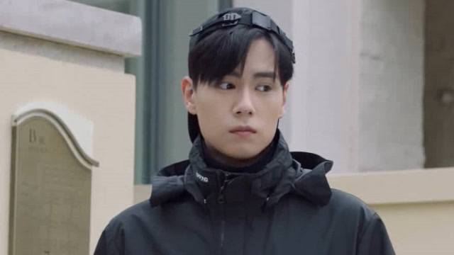 亲爱的热爱的:吴白大年初一出来跑步,害得韩商言也不能睡懒觉