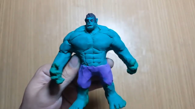 牛人用橡皮泥捏制复联里的绿巨人,这肌肉线条还挺明显的呢