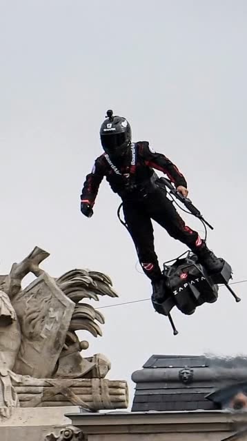 脚踩飞行踏板,又一超神交通工具,未来会不会全是空中飞人