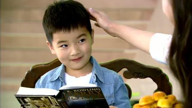 恋恋不忘:童童看见美女立马送上香吻
