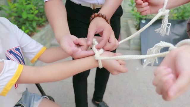生活小技巧,被绳子绑住双手后如何快速逃脱