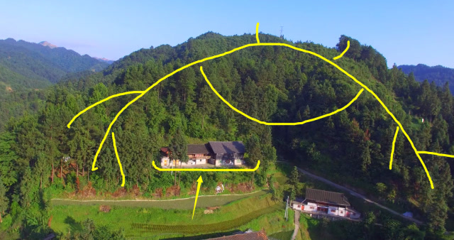 这户人家背靠螃蟹地势,环境十分优美,少见的风水宝地