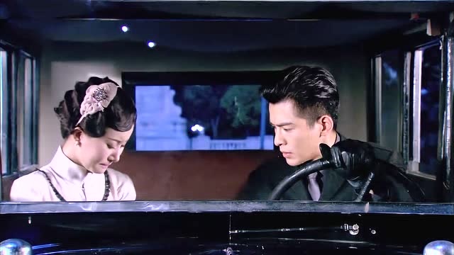 烽火佳人:佟毓婉冒险为救周霆琛受伤,周霆琛心疼,为她包扎伤口
