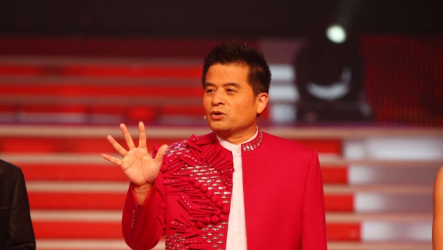 60岁毕福剑近照曝光,与弟子唱歌合影