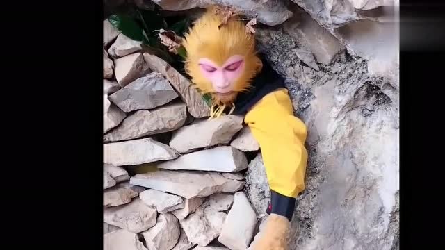 孙悟空压在五指山下想吃个辣条都很难,幸好旁边有个小孩,搞笑!