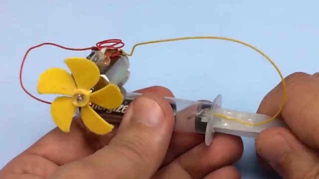 手工达人用一根小针管,做了一个手持风扇,还挺凉快