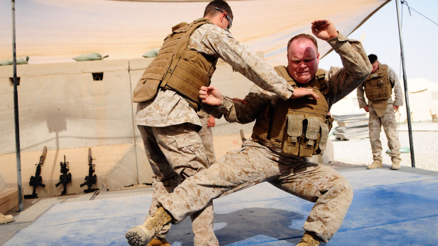 特种兵赤手空拳,还能打得过专业格斗选手吗?说出来你可能都不信