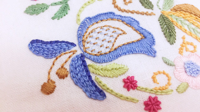 欧洲刺绣——漂亮的花枝图案,常用的针法,这样绣出来真漂亮呀