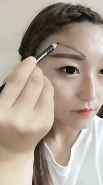 这样优秀的女孩不敢追啊,连眉毛都是名牌的