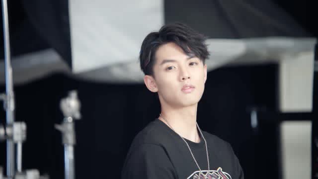 《致我们暖暖的小时光》林直存喜欢末末,大老远还看着她