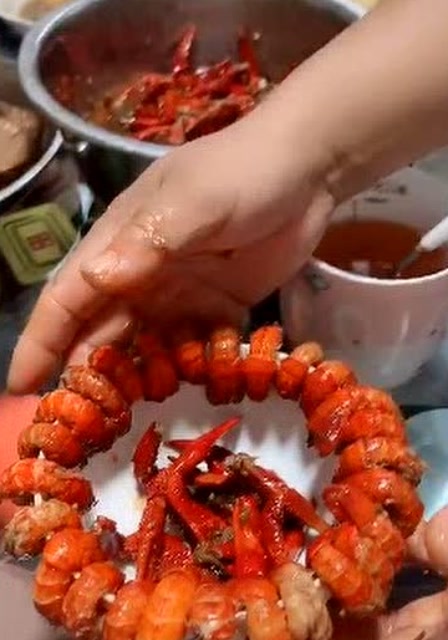 老爸还是比男朋友好,剥了一盘虾尾给我,眼角瞬间泪目了