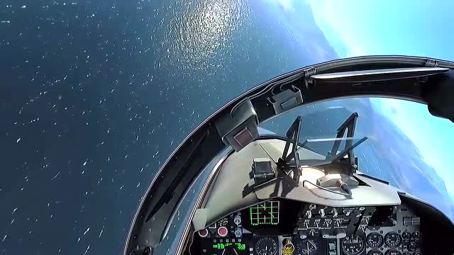 机载警告响不停,座舱实录美国f15战斗机海上持续超低空机动