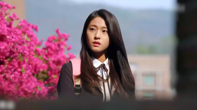 橘子果酱:学校放学了,但白玛丽没有回家在等一个人