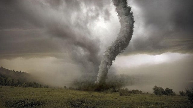 实拍龙卷风袭击村庄,行人瞬间被飞沙走石淹没,网友:太可怕了