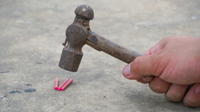 将擦炮放在地上用铁锤敲击擦炮会响吗