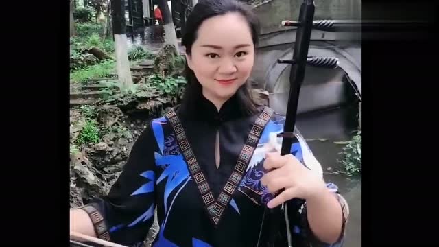 美女二胡独奏《二泉吟》,带来不一样的韵味,百听不厌!