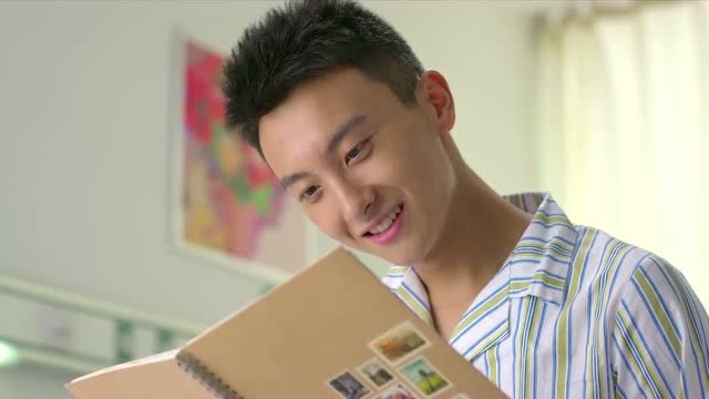 旋风十一人:丁羽让王荆轲看汤柒琪的画本,直言不看会后悔