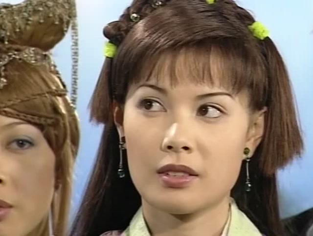 小昭请蛛儿来伺候自己,其实是想让她睡舒服点,可蛛儿貌似不领情