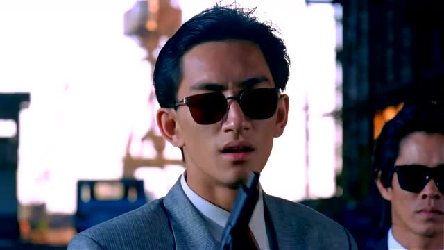 吴启华扮演黑帮老大,上演黑吃黑