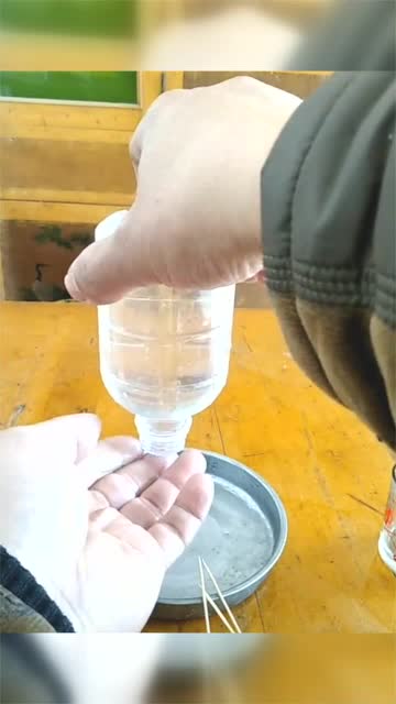 把水倒进瓶子里,瓶子倒起来后的一幕让我开眼了,这是什么原理