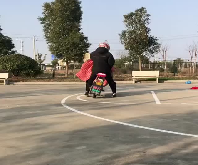 电动车练习压弯,这是个不错的想法!不过我看到你裤子破了!