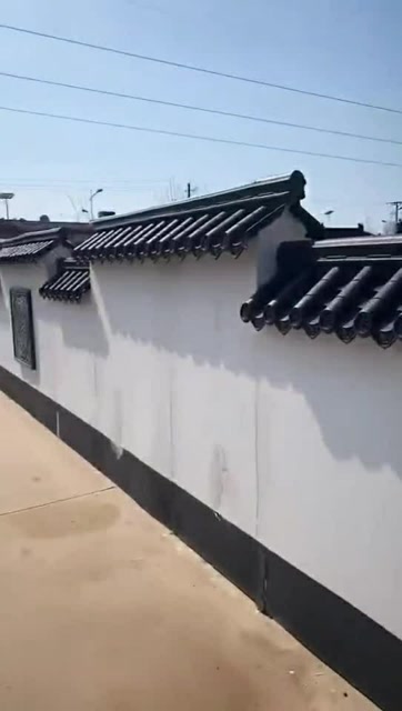 用树脂瓦做的围墙,看着还是不错的