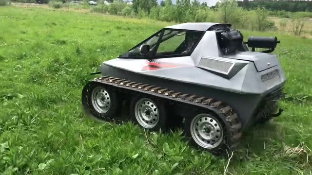 老外自制的履带式越野车,外观奇葩,却是摩托车发动机